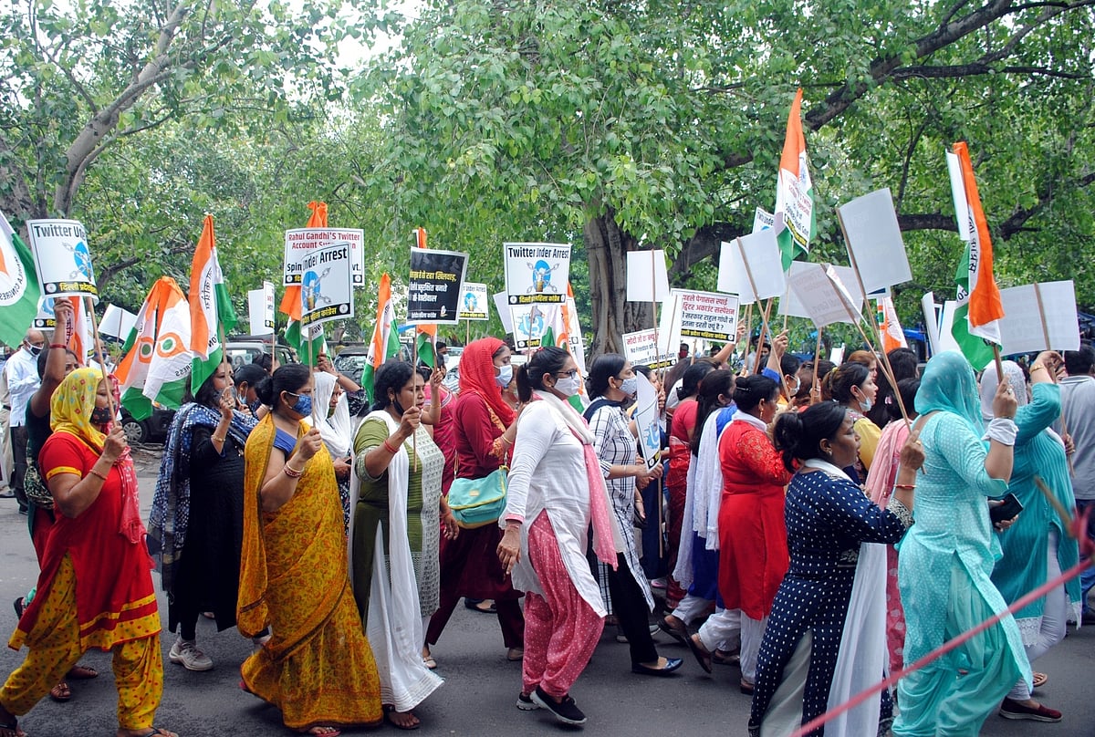 महंगाई, ईंधन की बढ़ती कीमतों के खिलाफ महिला कांग्रेस का विरोध प्रदर्शन, संसद का किया घेराव