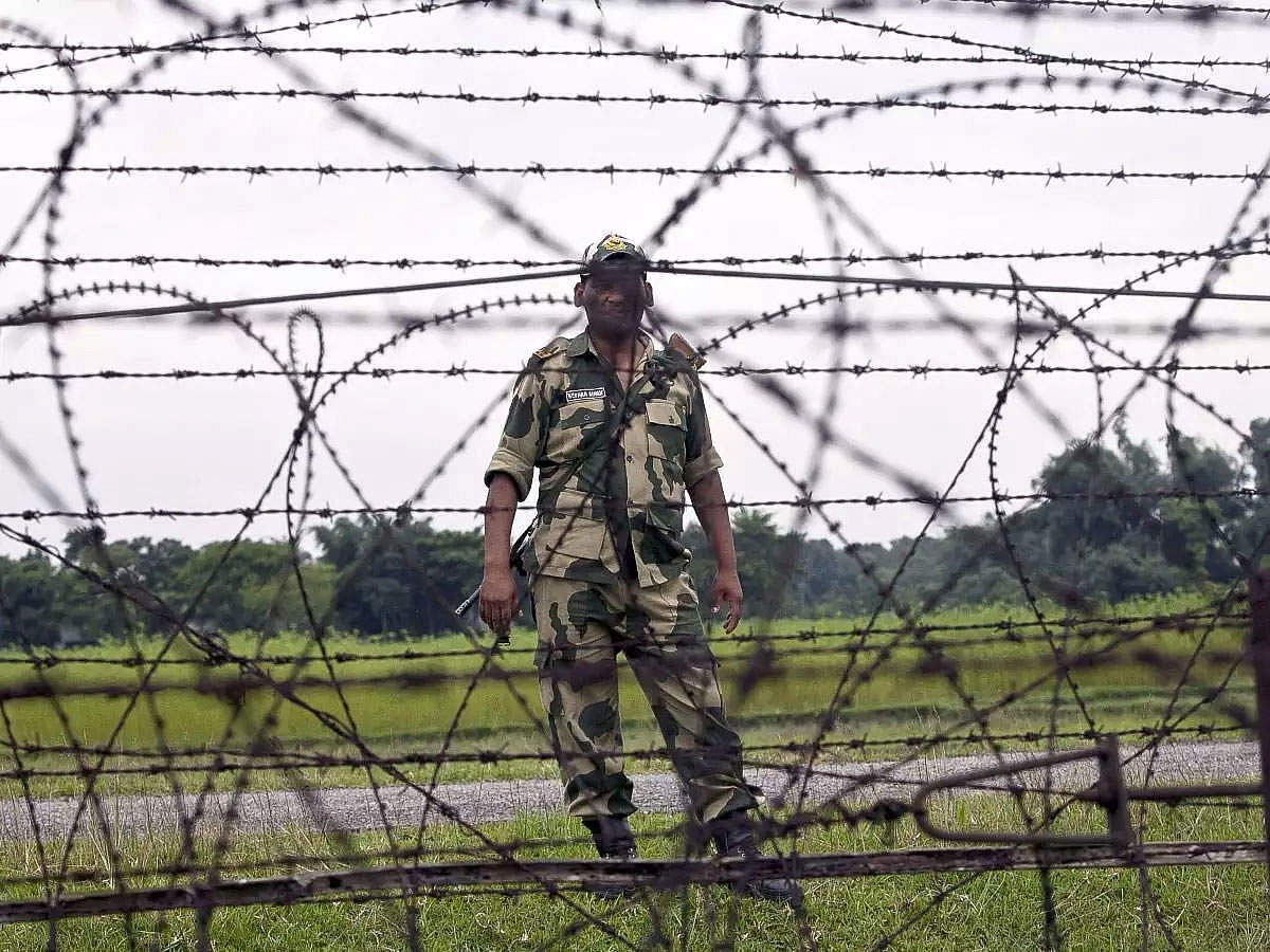 भारत-बांग्लादेश सीमा पर मवेशियों की तस्करी के दौरान मुठभेड़, BSF ने दो तस्करों को किया ढेर 