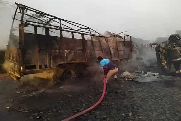 झारखंड के पाकुड़ में दो ट्रकों में टक्कर के बाद लगी आग, चार लोगों की पूरी तरह जलने से मौत