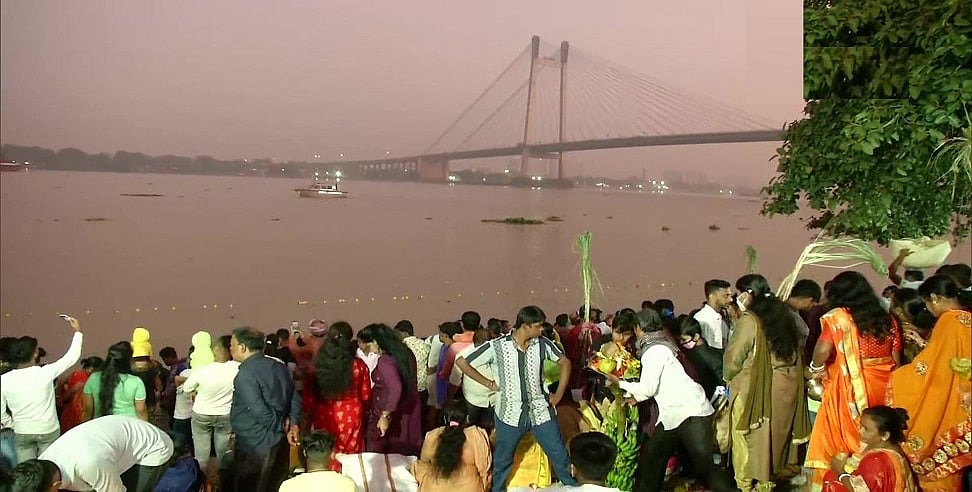 देशभर में उगते सूर्य को श्रद्धालुओं ने दिया अर्घ्य, घाटों पर उमड़ा जनसैलाब, छठ महापर्व का हुआ समापन
