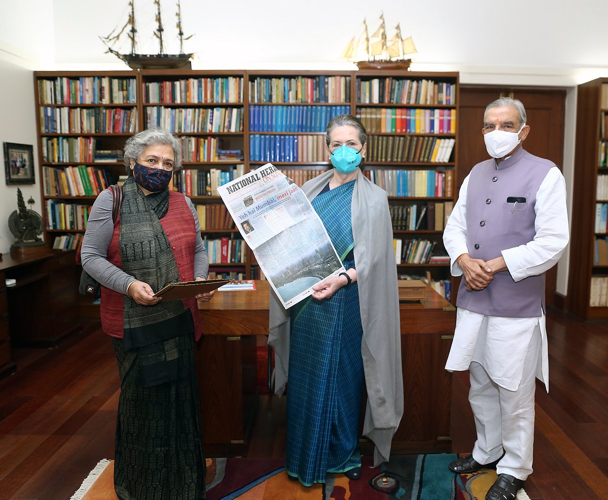 कांग्रेस अध्यक्ष सोनिया गांधी को भेंट किया गया नेशनल हेराल्ड का मुंबई संस्करण