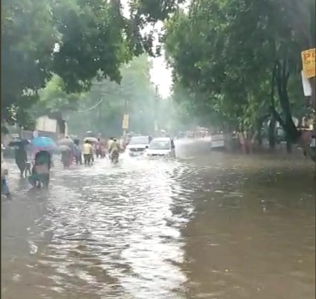 चेन्नई में लगातार बारिश से जनजीवन अस्त व्यस्त, स्कूलों, कॉलेजों आज भी बंद, कई सड़कें और सबवे बंद