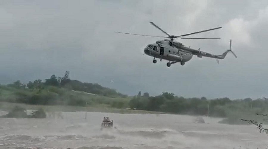 आंध्र प्रदेश में भारी बारिश का कहर, जलजमाव में बसों के फंसने से 12 लोगों की मौत