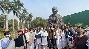 सांसदों के निलंबन पर नहीं बनी बात, वेंकैया नायडू ने खारिज की मांग, विपक्ष का संसद से वॉकआउट
