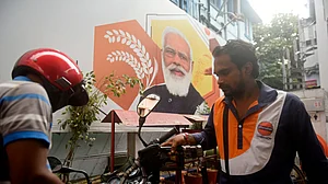 उत्तर प्रदेश चुनाव : जब वोटर को दिया जाए व्हाट्सऐप यूनिवर्सिटी का ज्ञान तो कैसे लगे किसी और की नैया पार