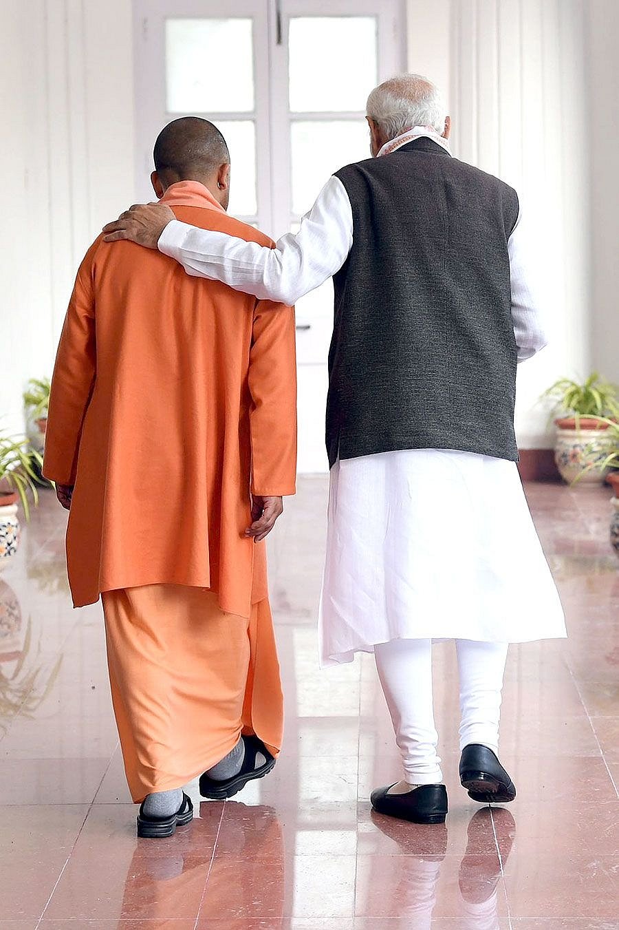 योगी-मोदी: हम साथ-साथ हैं दिखाने की कोशिश, अखिलेश का तंज- बेमन से कंधे पर रख हाथ... 