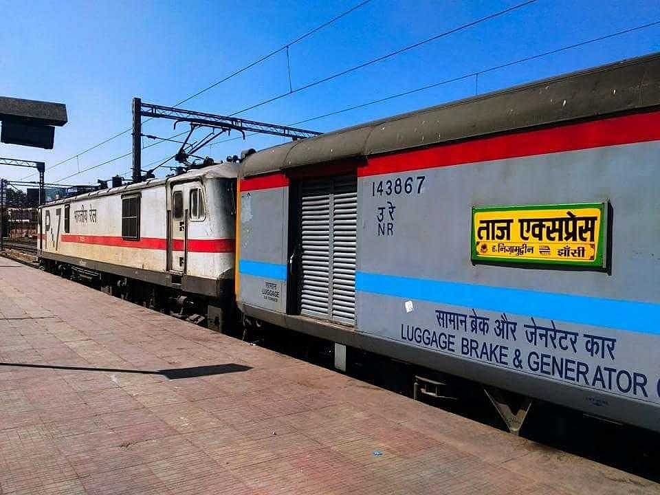 नई दिल्ली से झांसी जा रही ताज एक्सप्रेस की बोगी में आग लगने से मचा हड़कंप! हरियाणा में रोकी गई ट्रेन