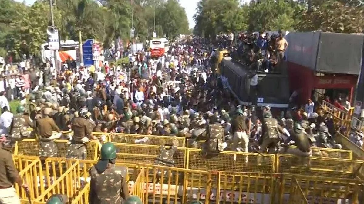शिवराज सरकार की शिक्षा नीतियों के खिलाफ NSUI का हल्ला बोल!, CM आवास का घेराव करने जा रहे कार्यकर्ताओं पर लाठीचार्ज