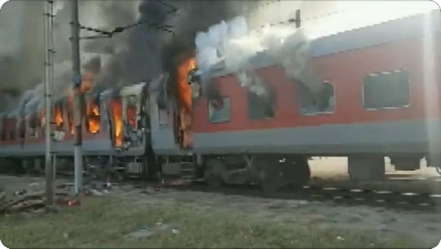 मुरैना के पास उधमपुर-दुर्ग एक्सप्रेस में लगी आग, ट्रेन की 4 बोगियां जलकर खाक, किसी को कोई नुकसान नहीं