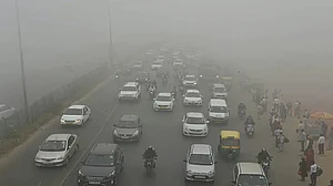 दिल्ली में सांसों पर संकट बरकरार, बेहद खराब श्रेणी में हवा, जानें कहां कितना AQI?