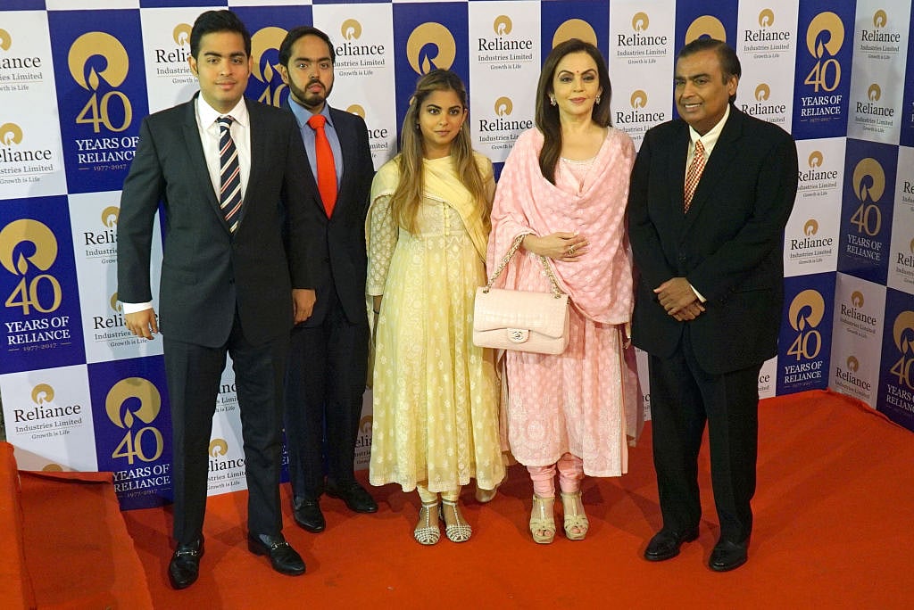 विदेश में नहीं बस रहा है मुकेश अंबानी का परिवार, रिलायंस इंडस्ट्रीज ने बयान जारी कर खबरों को बताया अफवाह