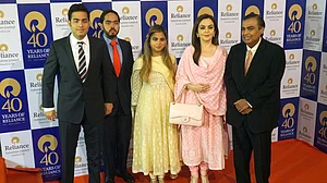 विदेश में नहीं बस रहा है मुकेश अंबानी का परिवार, रिलायंस इंडस्ट्रीज ने बयान जारी कर खबरों को बताया अफवाह