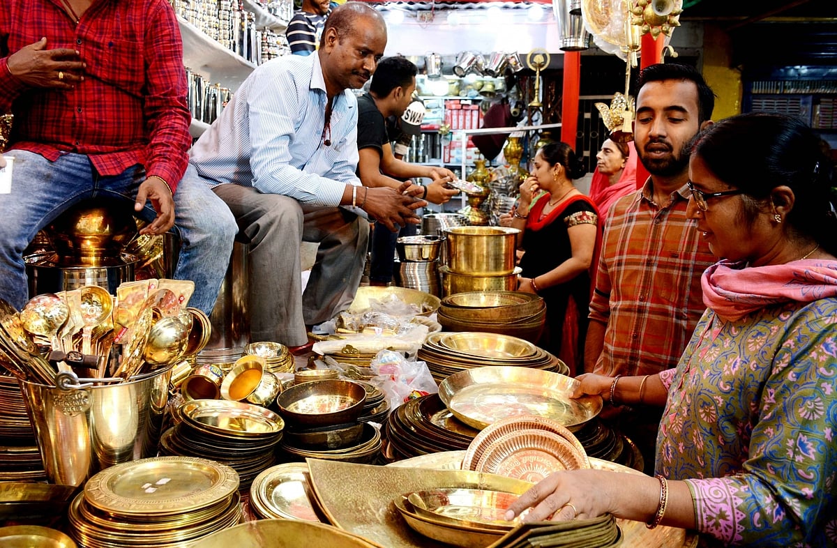 जानिए, धनतेरस पर क्यों खरीदते हैं झाड़ू, बर्तन, क्या है इसका महत्व?