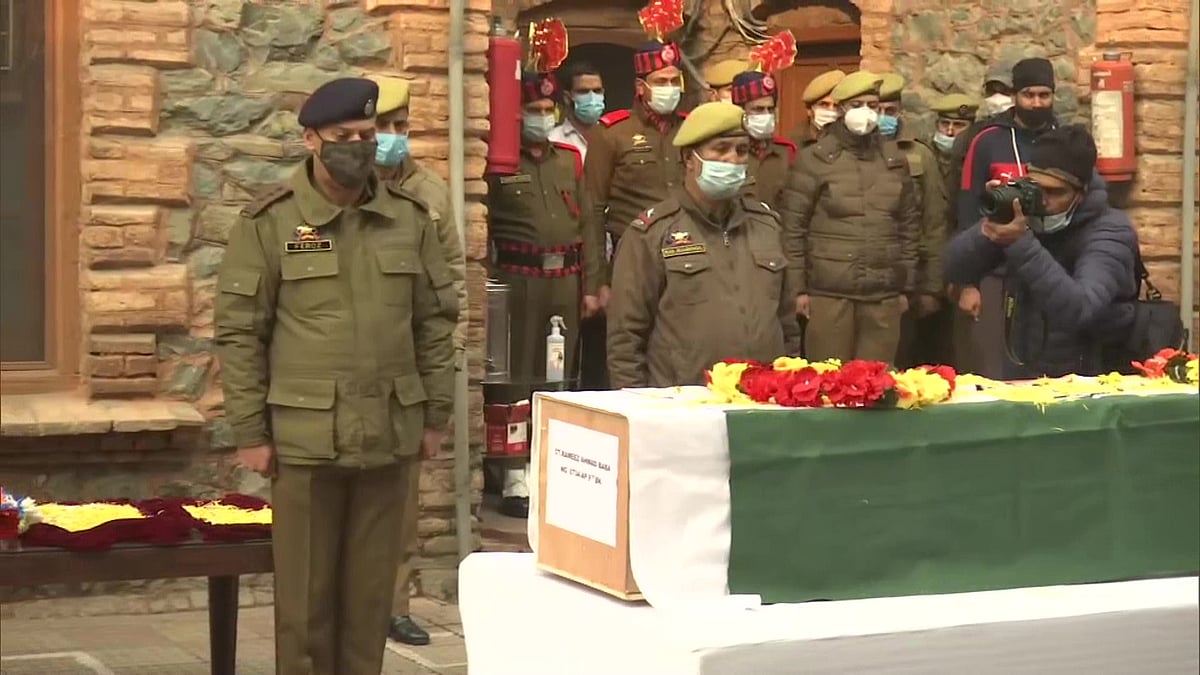 श्रीनगर आतंकी हमले में शहीद पुलिसकर्मियों की संख्या बढ़कर 3 हुई, 11 जवानों का चल रहा है इलाज