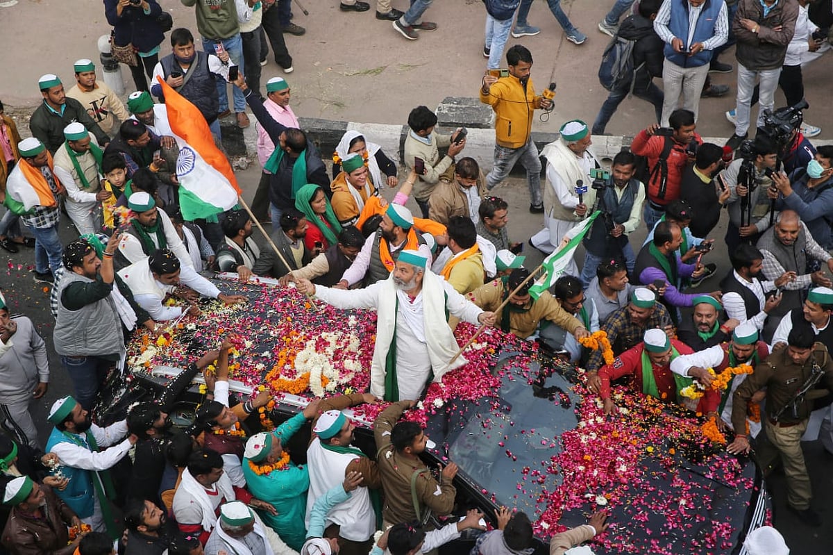 आंदोलन के 383 दिन बाद ‘फतेह मार्च’ के साथ किसानों की घर वापसी, गाजीपुर बॉर्डर पर आखिरी जत्थे पर फूलों की बारिश  