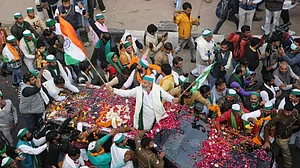 आंदोलन के 383 दिन बाद ‘फतेह मार्च’ के साथ किसानों की घर वापसी, गाजीपुर बॉर्डर पर आखिरी जत्थे पर फूलों की बारिश