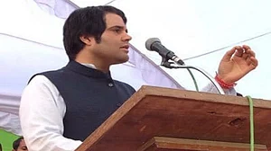 वरुण गांधी ने यूपी में नाईट कर्फ्यू पर BJP सरकार को घेरा, कहा- रात में कर्फ्यू और दिन में रैलियां समझ से परे