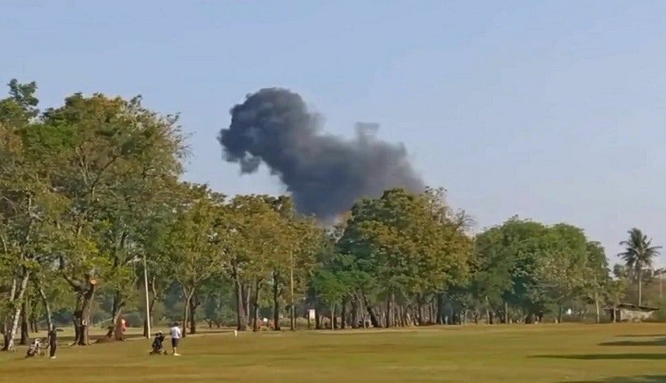 दुनिया की 5 बड़ी खबरें: थाईलैंड में सैन्य हेलीकॉप्टर हुआ क्रैश, 2 की मौत और इंडोनेशिया में सुनामी ने दी दस्तक  