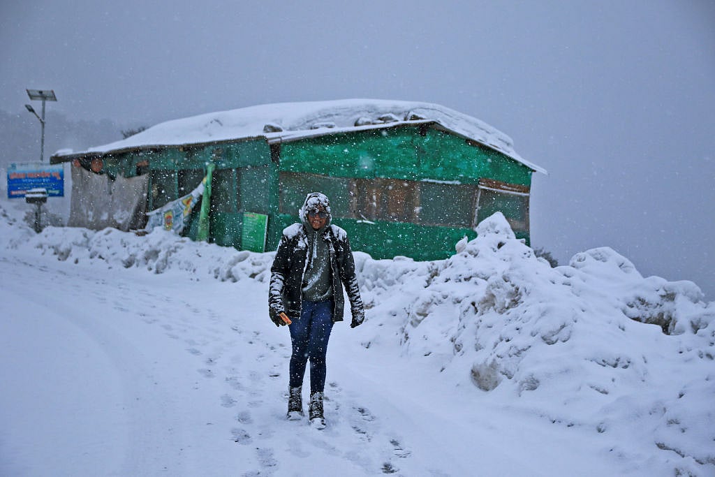 वीडियो: बर्फ की सफेद चादर से ढकी उत्तराखंड-हिमाचल की चोटियां, सीजन की पहली बर्फबारी से गदगद हुए पर्यटक  