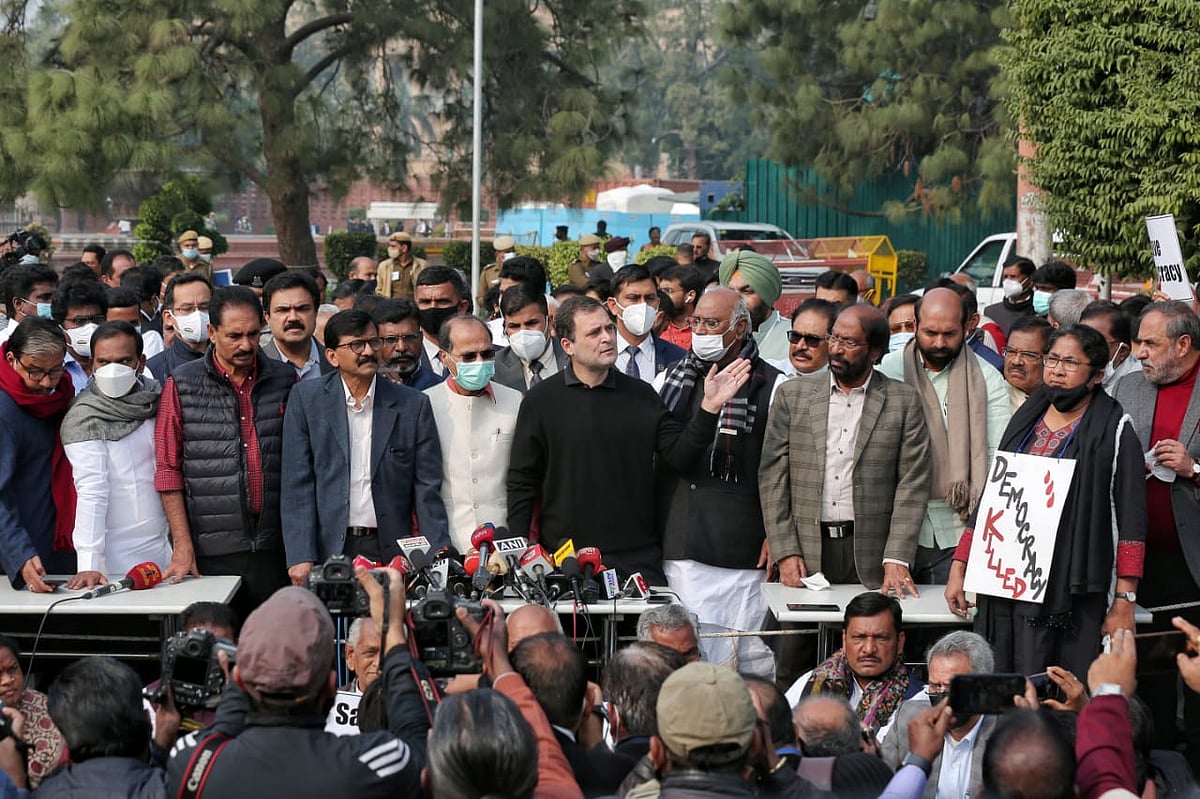 निलंबित सांसदों के पक्ष में राहुल गांधी ने किया मार्च, बोले- सदन में दबाई जा रही आवाज, ये लोकतंत्र की हत्या