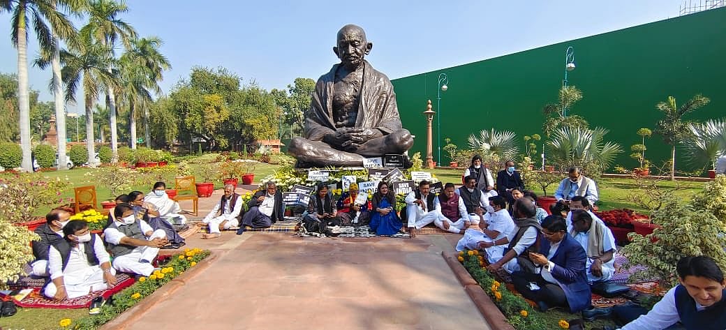 निलंबित सांसदों के समर्थन में कांग्रेस ने किया सदन का बायकॉट, सरकार पर लगाया प्रजातंत्र को बाधित करने का आरोप