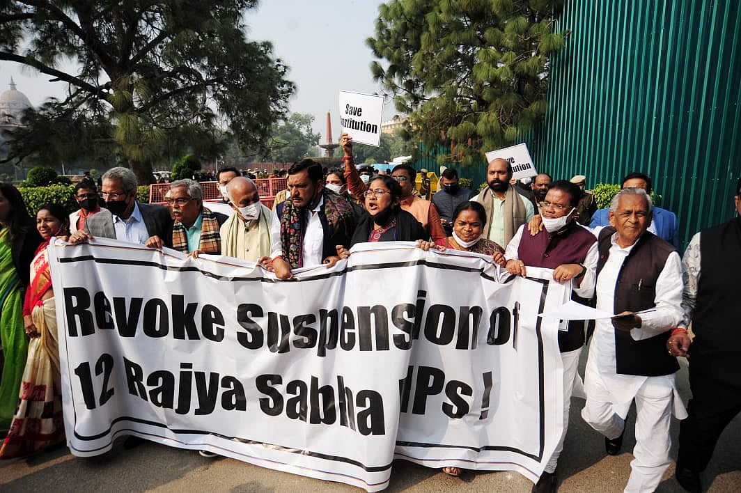 निलंबित सांसदों के पक्ष में राहुल गांधी ने किया मार्च, बोले- सदन में दबाई जा रही आवाज, ये लोकतंत्र की हत्या