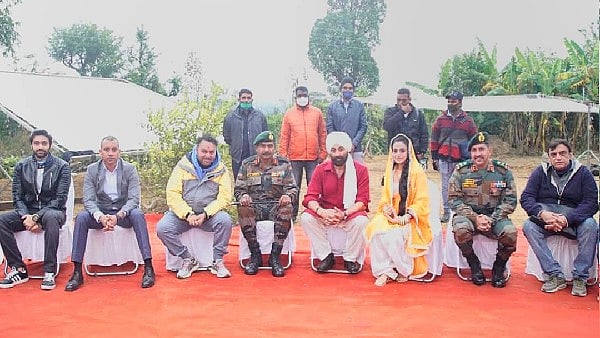 सिनेजीवन: शुरु हुई 'गदर 2' की शूटिंग, सामने आया फर्स्ट लुक और दिल्ली में कृति सेनन ने शुरू की 'शहजादा' की शूटिंग 