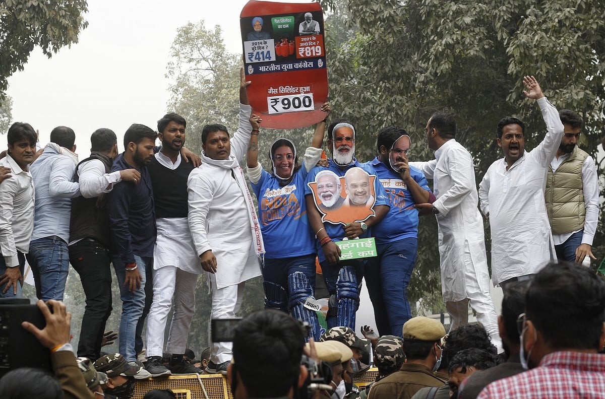बढ़ती महंगाई के खिलाफ यूथ कांग्रेस का जोरदार प्रदर्शन, संसद घेराव का किया प्रयास, पुलिस ने मुश्किल से रोका