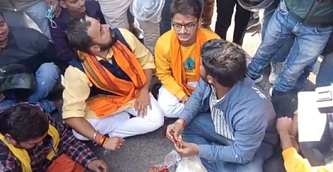 बिहार: ब्राह्मणों पर मांझी के बयान के खिलाफ नहीं थम रहा गुस्सा, हिंदू संगठन के लोगों ने घर के बाहर की पूजा