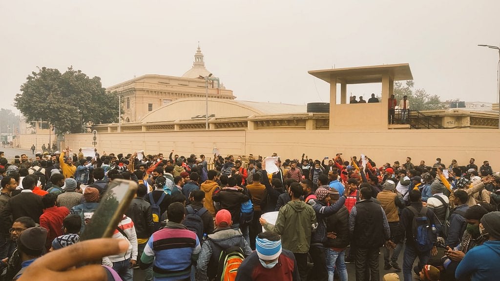 वीडियो: 97 हजार प्राथमिक शिक्षक भर्ती की मांग को लेकर सड़कों पर अभ्यर्थी, यूपी विधानसभा का किया घेराव    