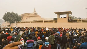वीडियो: 97 हजार प्राथमिक शिक्षक भर्ती की मांग को लेकर सड़कों पर अभ्यर्थी, यूपी विधानसभा का किया घेराव