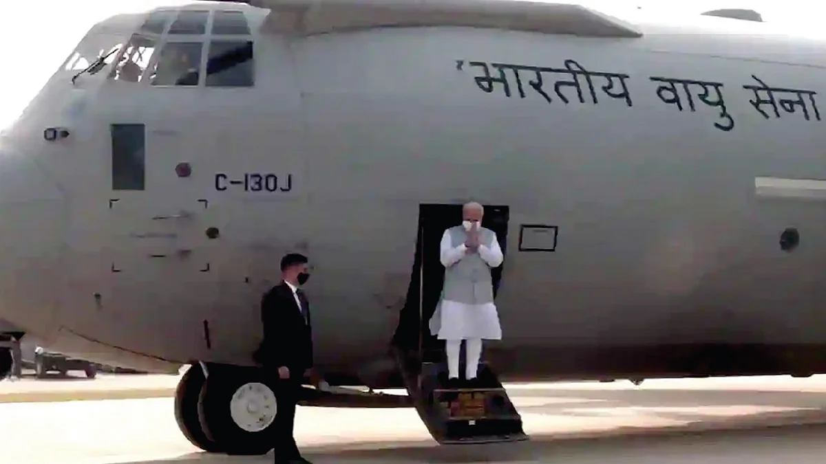 प्रधानमंत्री नरेन्द्र मोदी उद्घाटन के लिए पूर्वांचल एक्सप्रेस वे पर वायुसेना के युद्धक विमान- एयरफोर्स सी-130 जे सुपर हरक्यूलस से उतरे। सी-130 हरक्यूलस श्रृंखला में यह नवीनतम विमान है। अमेरिकी रक्षा कंपनी लॉकहीड मार्टिन ने इसे बनाया है। सेना के विमान का इस तरह उपयोग करने पर आपत्ति उठाते हुए विपक्ष ने कहा है कि जिस तरह लोकसभा चुनावों के वक्त सेना का उपयोग किया गया था, विधानसभा चुनावों में हार के अंदेशे से इस बार भी वैसा ही किया जा रहा है।