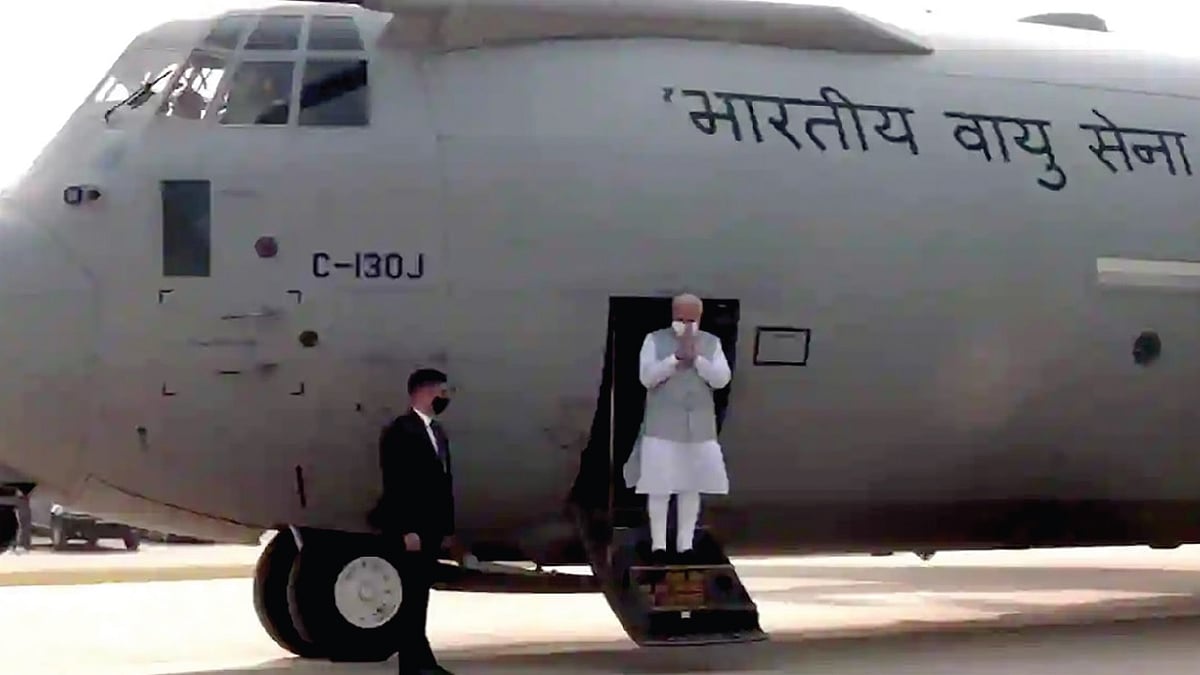 प्रधानमंत्री नरेन्द्र मोदी उद्घाटन के लिए पूर्वांचल एक्सप्रेस वे पर वायुसेना के युद्धक विमान- एयरफोर्स सी-130 जे सुपर हरक्यूलस से उतरे। सी-130 हरक्यूलस श्रृंखला में यह नवीनतम विमान है। अमेरिकी रक्षा कंपनी लॉकहीड मार्टिन ने इसे बनाया है। सेना के विमान का इस तरह उपयोग करने पर आपत्ति उठाते हुए विपक्ष ने कहा है कि जिस तरह लोकसभा चुनावों के वक्त सेना का उपयोग किया गया था, विधानसभा चुनावों में हार के अंदेशे से इस बार भी वैसा ही किया जा रहा है।