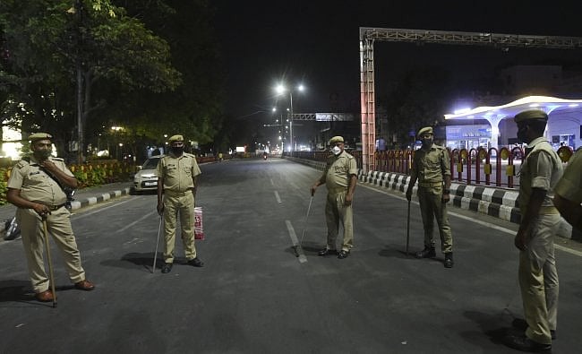 मध्य प्रदेशः शिवराज सरकार के कोरोना नाईट कर्फ्यू का अफसर ने उड़ाया मजाक, वायरल होने पर प्रशासन ने मांगा जवाब