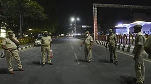 मध्य प्रदेशः शिवराज सरकार के कोरोना नाईट कर्फ्यू का अफसर ने उड़ाया मजाक, वायरल होने पर प्रशासन ने मांगा जवाब