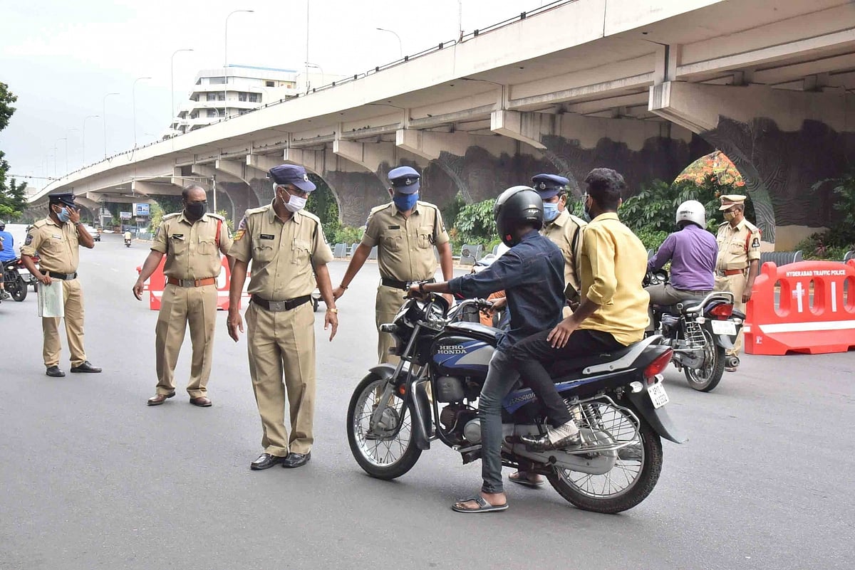 हैदराबाद: ट्रैफिक उल्लंघन करने पर एक शख्स पर 42 हजार रुपये का लगा जुर्माना, गाड़ी छोड़कर आरोपी फरार, जानें मामला