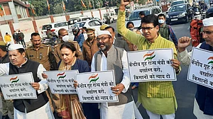 कांग्रेस ने अजय मिश्रा टेनी की बर्खास्तगी, कानून-व्यवस्था और महंगाई के मुद्दों पर यूपी सदन के बाहर जताया विरोध