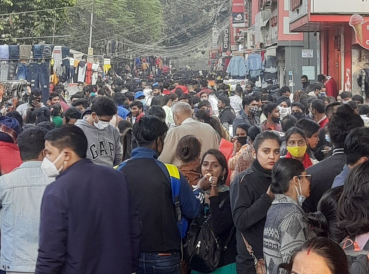 ओमिक्रॉन के खतरे के बीच दिल्ली के बाजारों में भीड़ का उमड़ना जारी, नियमों की धज्जियां उड़ाते लोग कर रहे खरीदारी
