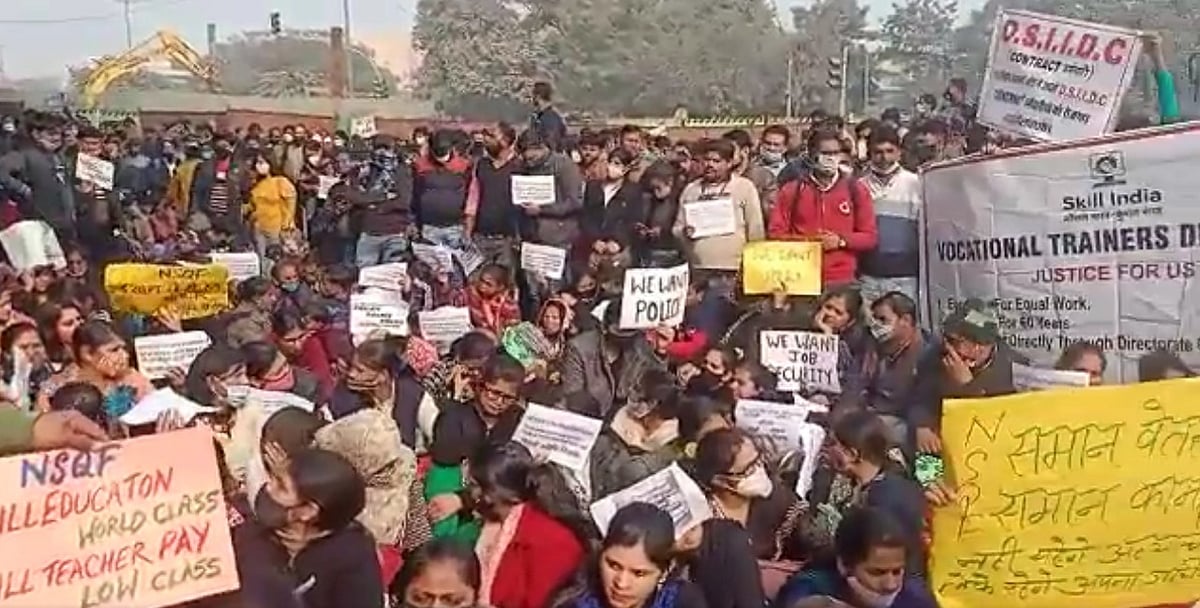 मनीष सिसोदिया के घर के बाहर गेस्ट टीचर का हंगामा, स्थाई नौकरी की मांग, समर्थन में पहुंचे कांग्रेस नेता अनिल चौधरी