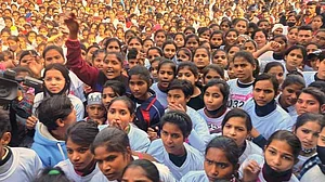मेरठ में 'लड़की हूँ लड़ सकती हूँ' मैराथन में उमड़ी भारी भीड़, रूबी बनीं विजेता