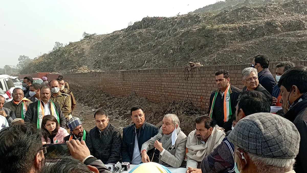 चंडीगढ़ के डड्डूमाजरा में कूड़े के पहाड़ के नीचे भाजपा शासन में सिटी ब्‍यूटीफुल की बदहाली बयां करते रणदीप सुरजेवाला व पूर्व केंद्रीय मंत्री व कांग्रेस कोषाध्‍यक्ष पवन बंसल