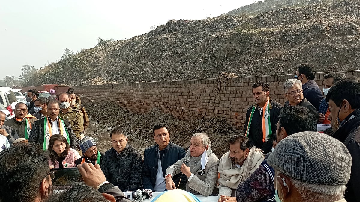 चंडीगढ़ के डड्डूमाजरा में कूड़े के पहाड़ के नीचे भाजपा शासन में सिटी ब्यूटीफुल की बदहाली बयां करते रणदीप सुरजेवाला व पूर्व केंद्रीय मंत्री व कांग्रेस कोषाध्यक्ष पवन बंसल