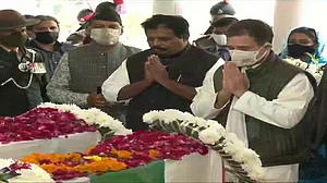 CDS बिपिन रावत को अंतिम विदाई, गृह मंत्री शाह, दिल्ली के LG अनिल बैजल और राहुल गांधी समेत कई लोगों ने दी श्रद्धांजलि