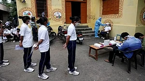 महाराष्ट्र में तेजी से फैल रहा कोरोना! पुणे में MIT वर्ल्ड पीस यूनिवर्सिटी के 13 छात्र पाए गए पॉजिटिव, मचा हड़कंप