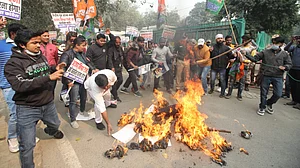 लखीमपुर कांड: मंत्री अजय टेनी के इस्तीफे की मांग पर युवा कांग्रेस का प्रदर्शन, फूंका पुतला, लगाए सरकार विरोधी नारे