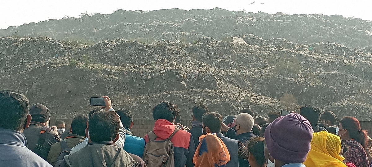 चंडीगढ़ नगर निगम चुनाव में बड़ा मुद्दा बने कूडे के पहाड़ के पास एकत्रित कांग्रेस कार्यकर्ता