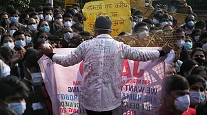 वीडियो: NEET PG काउंसलिंग की मांग को लेकर सड़कों पर डॉक्टर, सरकार होश में आओ...की तख्तियों के साथ नारेबाजी