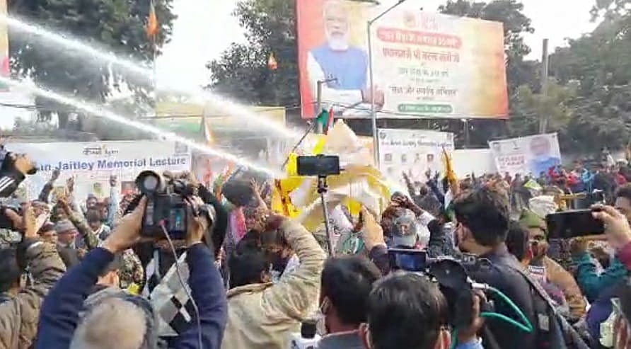 बिहार: वार्ड सचिवों का बीजेपी दफ्तर के बाहर प्रदर्शन, वेतन के बदले मिलीं लाठियां!