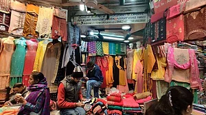 दिल्ली चांदनी चौक, करोलबाग समेत बहुत से कपड़ा बाजार बंद, जीएसटी दरों में बेतहाशा बढ़ोत्तरी का विरोध