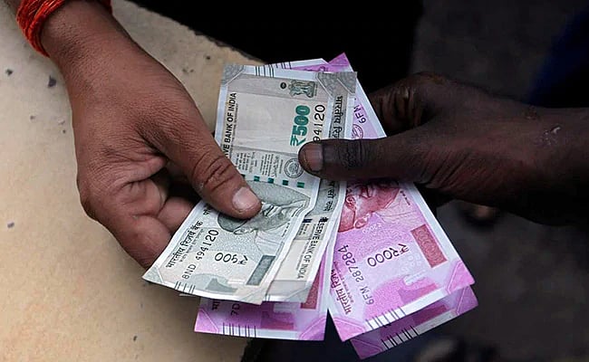 महंगाई की मार: मोबाइल रिचार्ज, गैस, माचिस से लेकर क्रेडिट कार्ड से शॉपिंग करना भी हुआ महंगा, जानें- और क्या हुए बदलाव?